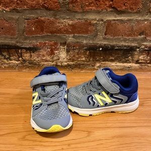 Toddler new balance neon yellow grey and blue athletic sneakers size 6 like new